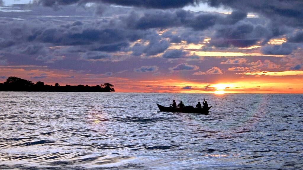 1200px Getting out to fish at dusk